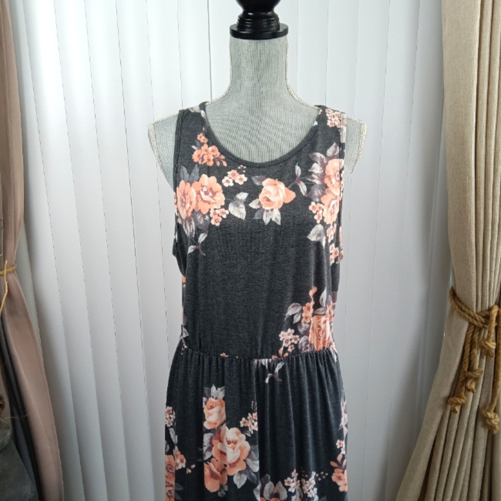 Egy Womens Dress. - Picture 2 of 11
